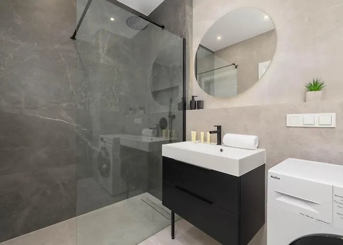 Apartmán Urban Sunset W Katowicach, Blisko Spodka I Parku Z Parkingiem, Klimatyzacja I Balkonem By Renters Katovice